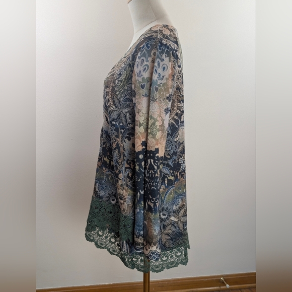 ONE WORLD Women's Size Medium Multicolor Patterned Tunic with Green Lace Hem - Picture 8 of 12